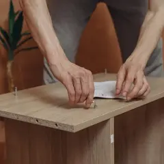 Proste sposoby na podwyższenie zbyt niskiego stołu – popraw ergonomię i styl