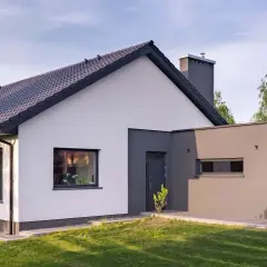 Nowoczesny projekt elewacji domu jednorodzinnego z szarym dachem, białymi i grafitowymi ścianami, dużymi oknami i garażem.