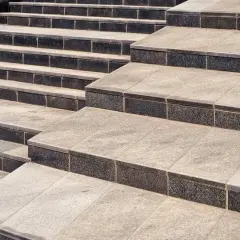 5 najtrwalszych materiałów co można położyć na schody zewnętrzne zamiast płytek