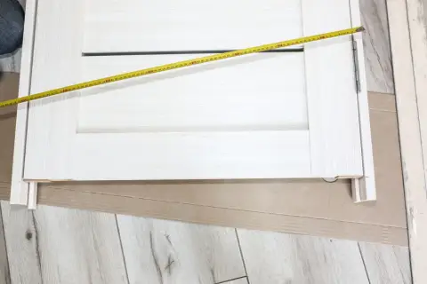 Pomiar drzwi 80 cm z ościeżnicą regulowaną. Sprawdzanie wymiarów otworu pod drzwi.