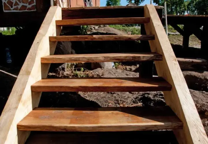 Jak zrobić schody drewniane krok po kroku: poradnik dla majsterkowicza