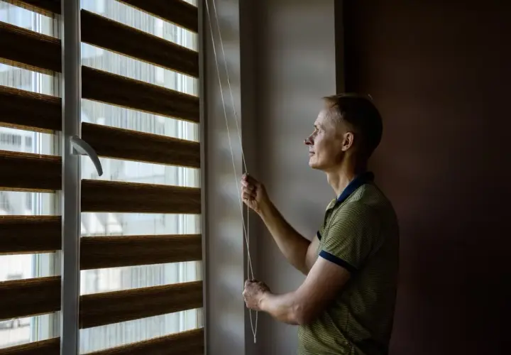 Jak skutecznie wyczyścić rolety dzień-noc i uniknąć trwałych zabrudzeń