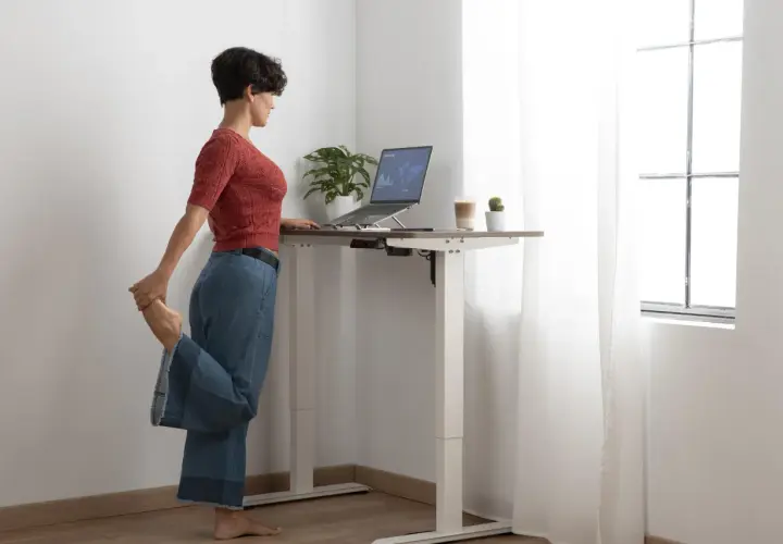 Jak urządzić ergonomiczne miejsce do pracy w domu z biurkiem elektrycznym?