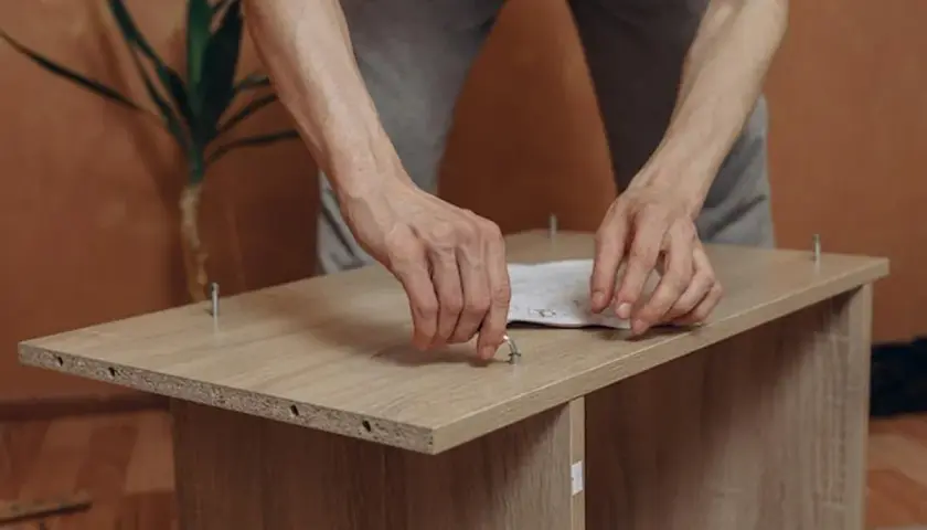 Proste sposoby na podwyższenie zbyt niskiego stołu – popraw ergonomię i styl