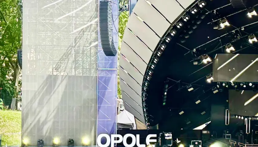 Scena koncertowa z napisem "OPOLE", oświetleniem i konstrukcją dźwiękową.