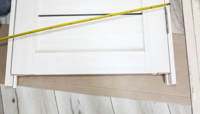 Pomiar drzwi 80 cm z ościeżnicą regulowaną. Sprawdzanie wymiarów otworu pod drzwi.