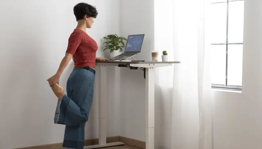 Jak urządzić ergonomiczne miejsce do pracy w domu z biurkiem elektrycznym?