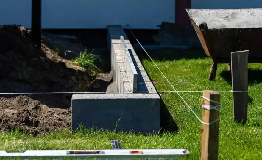 Fundament pod ogrodzenie - jak dobrać głębokość i typ podstawy?