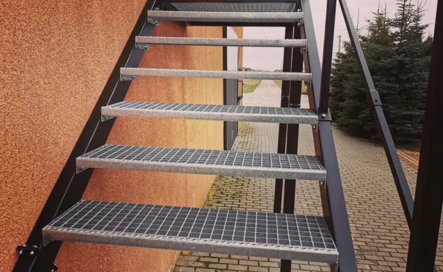 Ile kosztują schody metalowe zewnętrzne: kompletny cennik i porównanie 2025