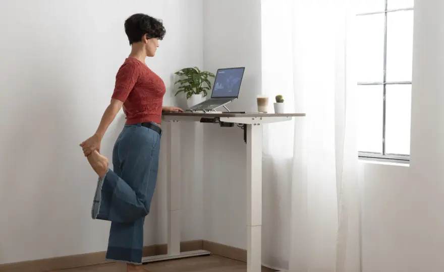 Jak urządzić ergonomiczne miejsce do pracy w domu z biurkiem elektrycznym?