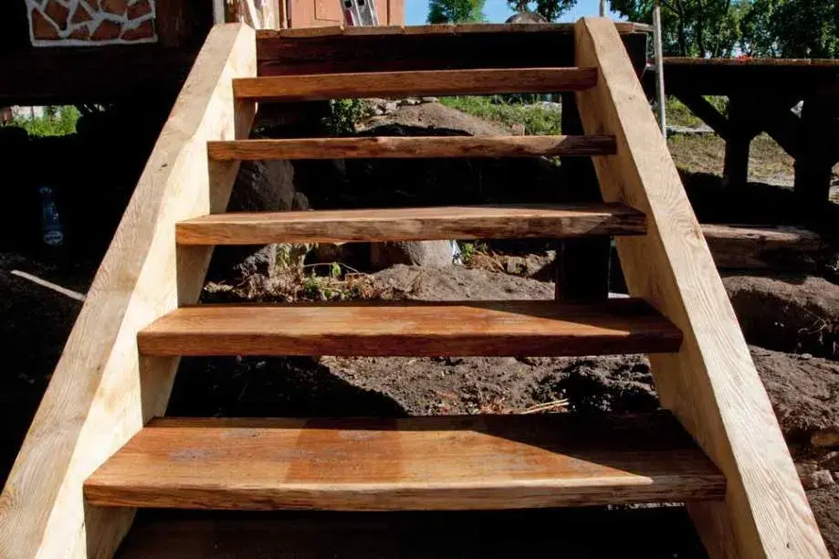 Jak zrobić schody drewniane krok po kroku: poradnik dla majsterkowicza