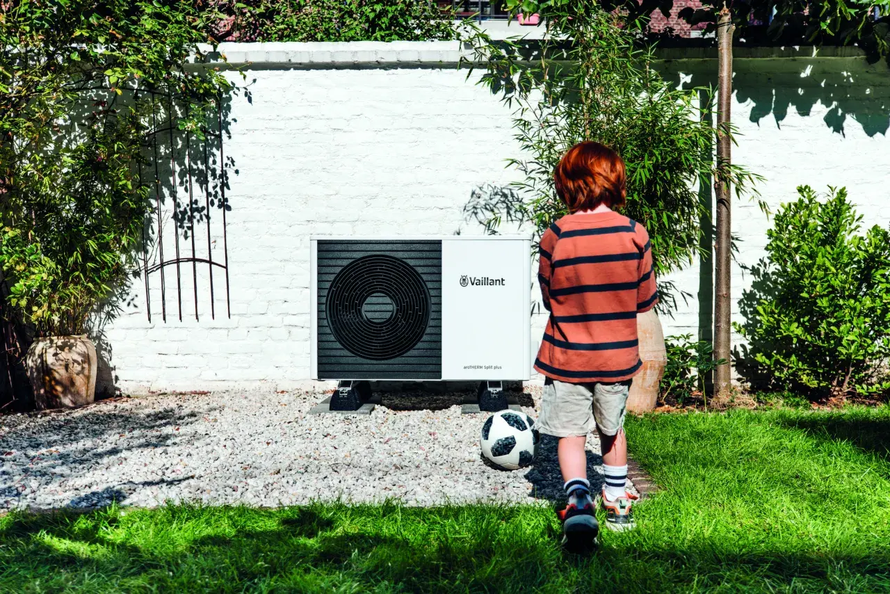 Pompa ciepła aroTHERM split plus marki Vaillant w przydomowym ogrodzie